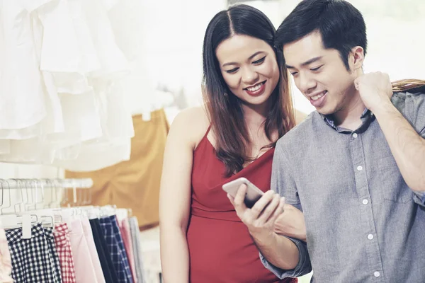 Szczęśliwa Młoda Para Azjatycki Sprawdzania Sprzedaży Powiadomienia Smartfona — Zdjęcie stockowe
