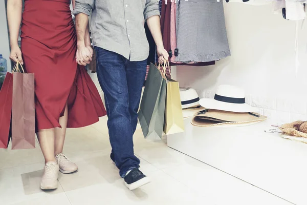 Cropped Image Young Couple Holding Hands Leaving Shopping Mall — Stock Photo, Image