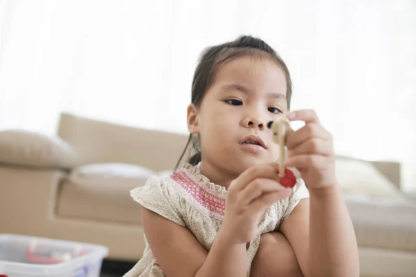 Lindo Poco Asiático Chica Jugando Con Juguete Casa — Foto de Stock