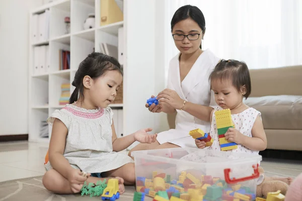 Krankenschwester Spielt Und Zwei Kleine Mädchen Spielen Mit Plastikwürfeln — Stockfoto