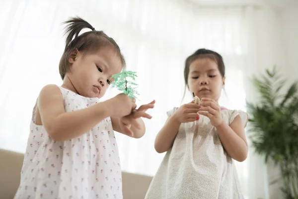 Schattige Kleine Vietnamese Zusters Genieten Van Spelen Met Speelgoed — Stockfoto