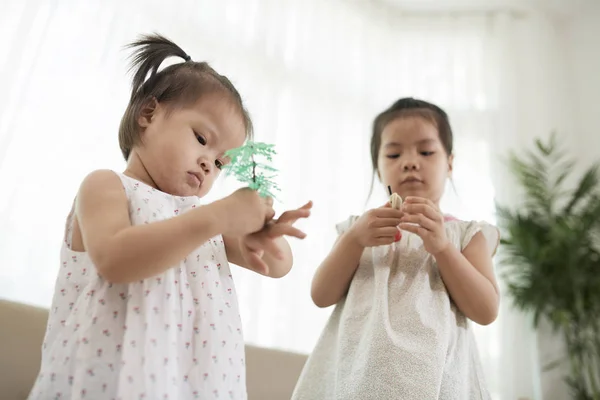 Adorables Hermanas Vietnamitas Disfrutando Jugando Con Juguetes —  Fotos de Stock