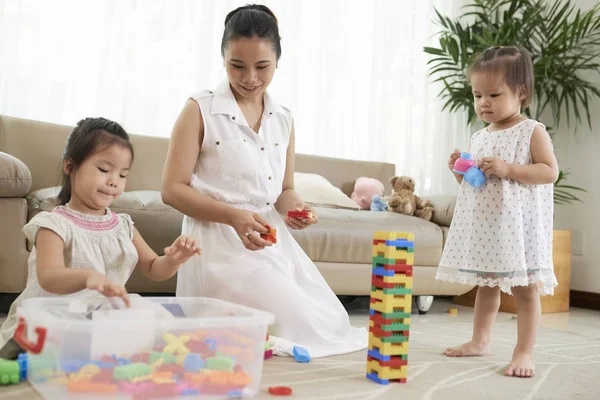 Sonriente Mujer Vietnamita Bonita Jugando Con Hijas Pequeñas Casa —  Fotos de Stock