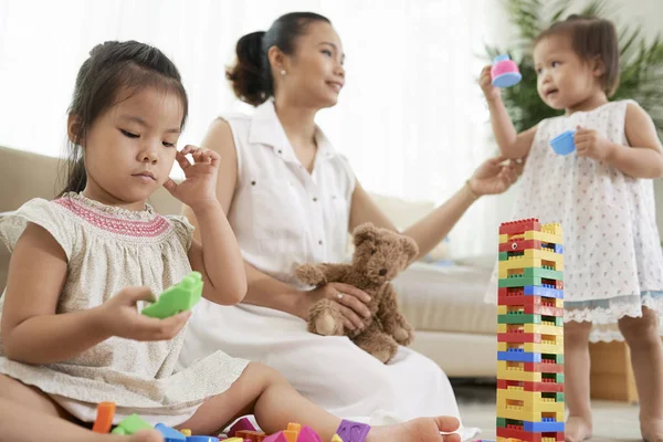 Madre Bambini Che Giocano Con Blocchi Colorati Casa — Foto Stock