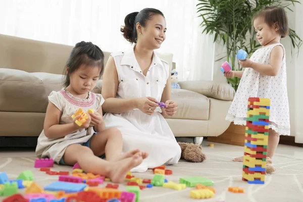 Kleine Mädchen Und Lächelnde Hübsche Krankenschwester Die Mit Bunten Ziegeln — Stockfoto