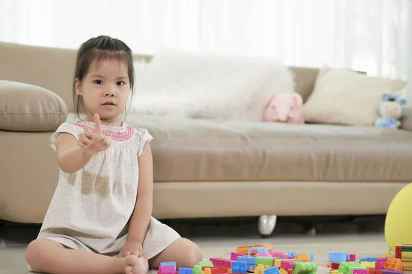 Hübsche Kleine Asiatische Mädchen Sitzt Auf Dem Boden Wohnzimmer Und — Stockfoto
