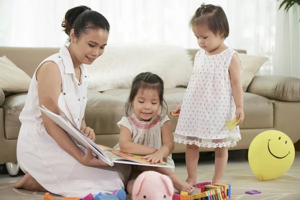 Lachende Vietnamese Vrouw Haar Dochters Tonen Grote Kleurrijke Boek — Stockfoto