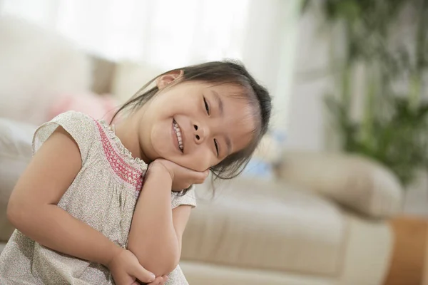 可爱快乐的亚洲小女孩微笑着在相机 — 图库照片