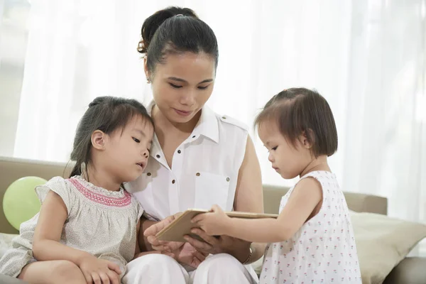 Asiatique Infirmière Deux Petites Filles Utilisant Application Sur Tablette — Photo