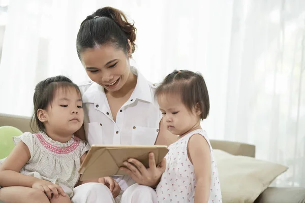 Μητέρα Και Κόρες Βλέποντας Κινούμενα Σχέδια Υπολογιστή Tablet Στο Σπίτι — Φωτογραφία Αρχείου