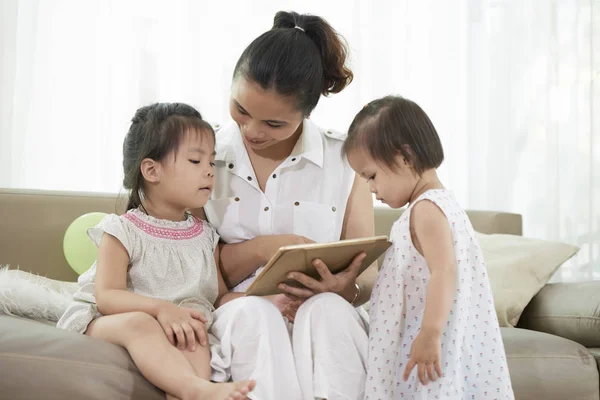 Sonriente Joven Asiática Mostrando Aplicación Educativa Tableta Digital Sus Hijas — Foto de Stock