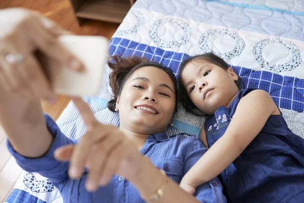 Anya Lánya Ágyon Figyelembe Véve Selfie Együtt — Stock Fotó
