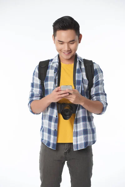 Pohledný Mladý Usmívající Asijské Traveler Pomocí Mapové Aplikace Svém Smartphonu — Stock fotografie