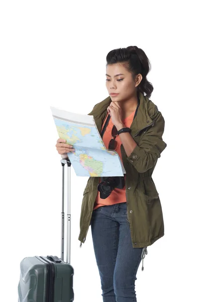 彼女の手の中の紙の地図を見てスーツケースで物思いにふける若いベトナム人女性 — ストック写真