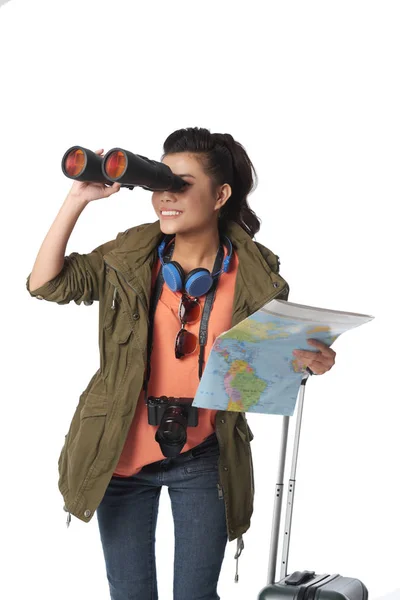 愉快的年轻妇女与地图和双筒望远镜寻找冒险 — 图库照片