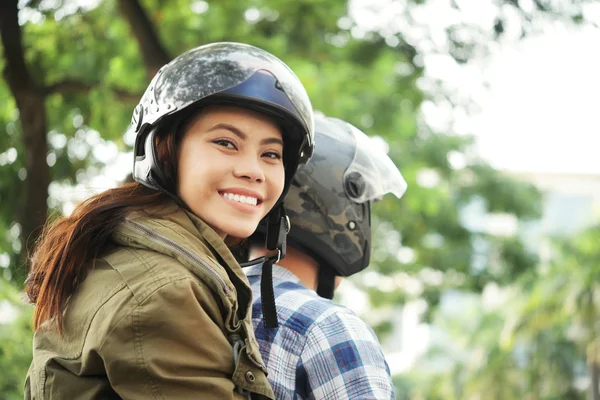 漂亮的年轻亚洲女人戴头盔坐在她的男朋友身后的摩托车 — 图库照片