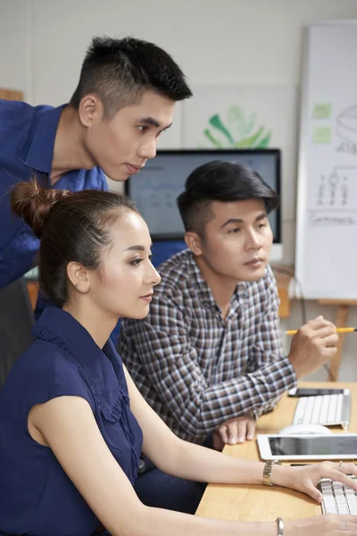 Unga Vietnamesiska Företagsteam Samlats Framför Datorn Kontoret För Att Diskutera — Stockfoto