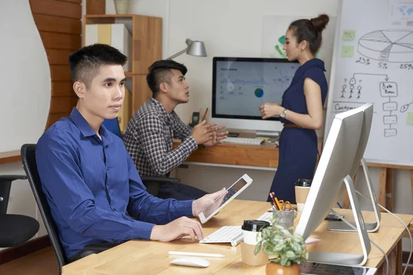 Team Asiatischer Geschäftsleute Spricht Und Arbeitet Büro — Stockfoto