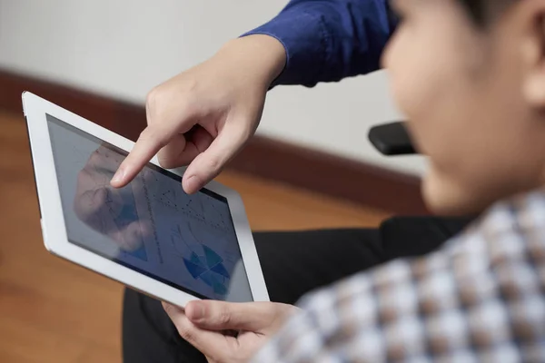 Digital Tablet Diagram Hands Financial Manager — Stock Photo, Image