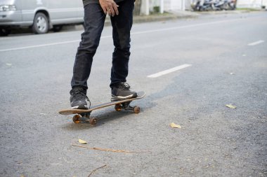 Bacaklar erkek öğrenci üniversite veya kolej için kaykay üzerinde yükselen