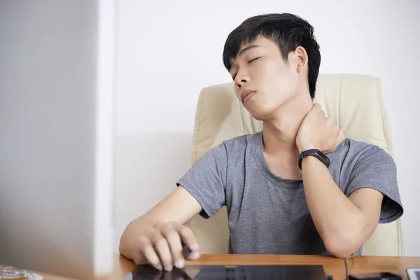 Jovem Sofrendo Dor Pescoço Após Longo Dia Trabalho — Fotografia de Stock