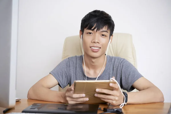 Knappe Jongeman Glimlachend Met Digitale Tablet Zit Aan Zijn Tafel — Stockfoto