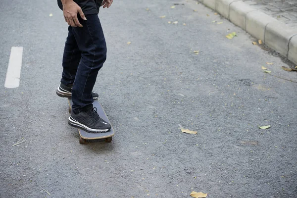 Imagen Recortada Del Hombre Montando Monopatín Calle —  Fotos de Stock