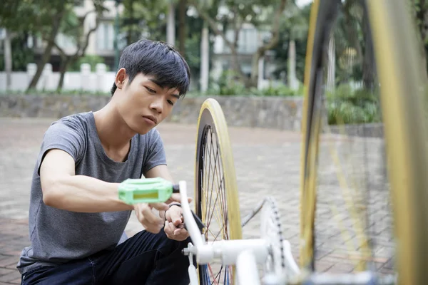 Joven Hombre Vietnamita Reparando Bicicleta Rota Aire Libre —  Fotos de Stock