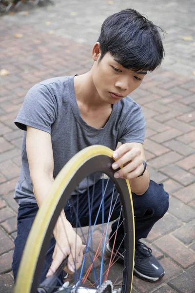 Genç Asyalı Adam Onun Bisiklet Yetiştirme Üzerinde Konsantre — Stok fotoğraf