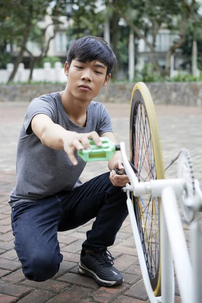 Joven Asiático Hombre Comprobar Pedales Bicicleta — Foto de Stock