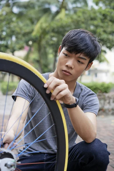 Vietnamita Adolescente Fixando Cadeia Bicicletas Quintal — Fotografia de Stock