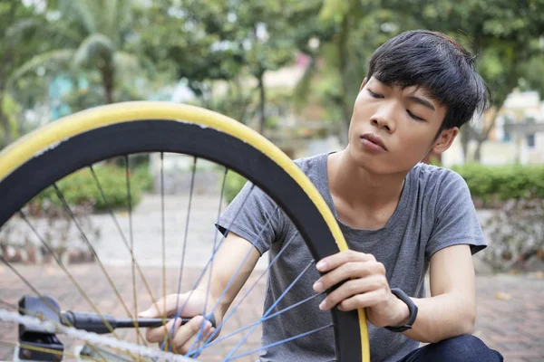 Vietnamita Jovem Reparando Sua Bicicleta Quintal — Fotografia de Stock