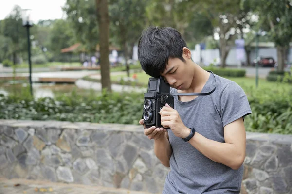 Asijský Mladík Fotografování Starý Fotoaparát — Stock fotografie