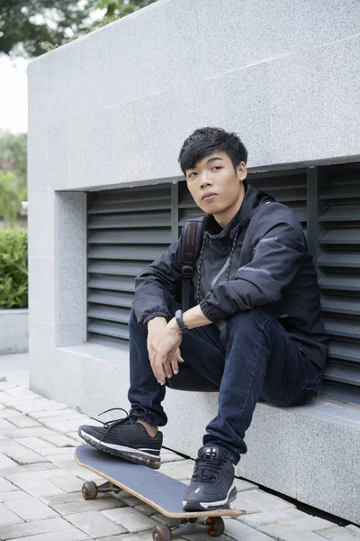 Pensivo Bello Giovane Vietnamita Skateboarder Riposo All Aperto — Foto Stock