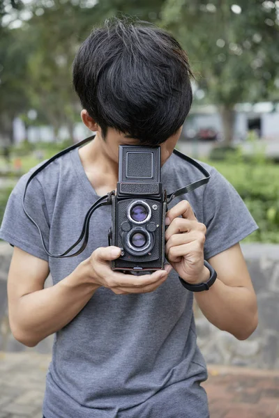 Retro Kamera Händerna Unga Vietnamesiska Man — Stockfoto