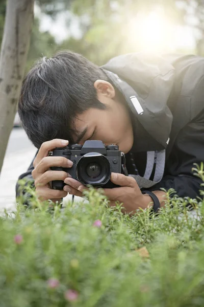 Jovem Fotógrafo Natureza Asiática Trabalhando Livre Dia Ensolarado — Fotografia de Stock