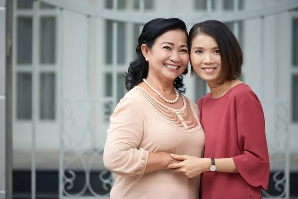 Sorrindo Asiático Mulher Sênior Sua Mulher Adulta Sorrindo Para Câmera — Fotografia de Stock