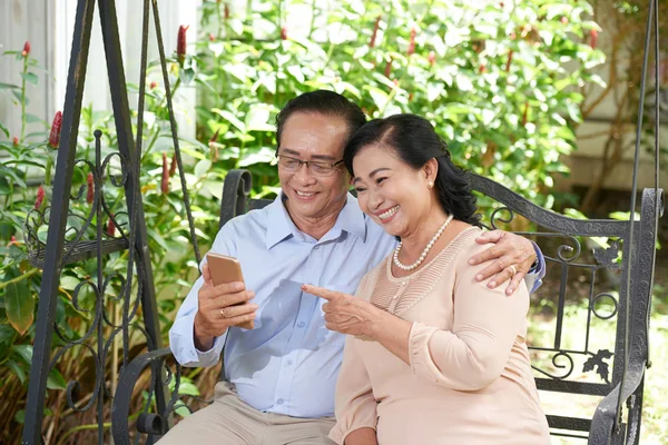 Glad Ledande Asiatiska Par Läsa Textmeddelande Från Sina Barn — Stockfoto
