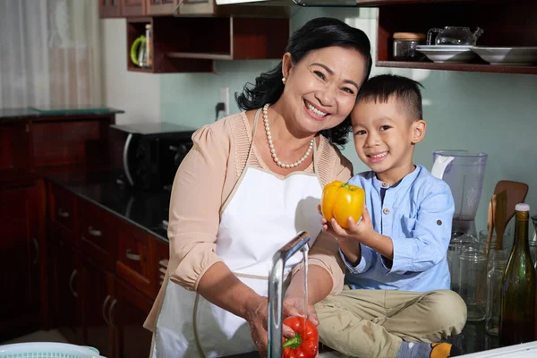 愉快的祖母和孙子一起在家做饭 — 图库照片