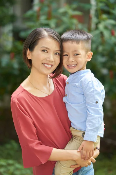 Mujer Vietnamita Joven Sosteniendo Pequeño Hijo Pie Aire Libre — Foto de Stock