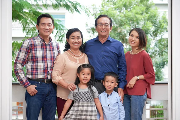 Glückliche Große Vietnamesische Familie Von Eltern Großeltern Und Kindern — Stockfoto