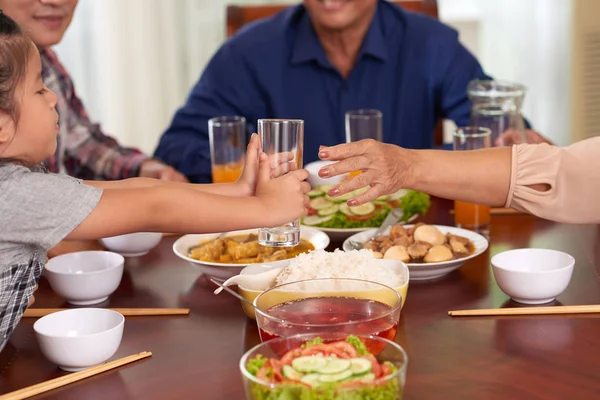 Anak Memberikan Gelas Untuk Neneknya Saat Makan Malam Keluarga — Stok Foto