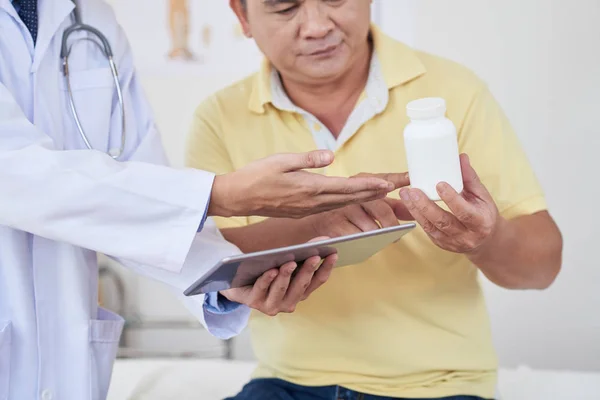 Médico Que Prescreve Vitaminas Para Seu Paciente Sênior — Fotografia de Stock