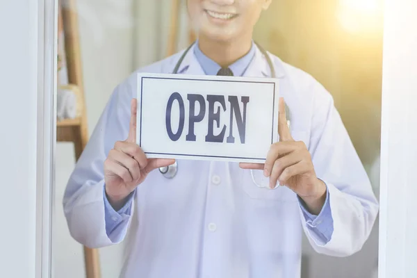 Skadrowana Uśmiechający Się Lekarz Posiadający Otwarty Znak — Zdjęcie stockowe