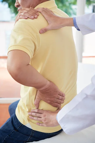 Senior Patient Leidet Unter Rückenschmerzen — Stockfoto