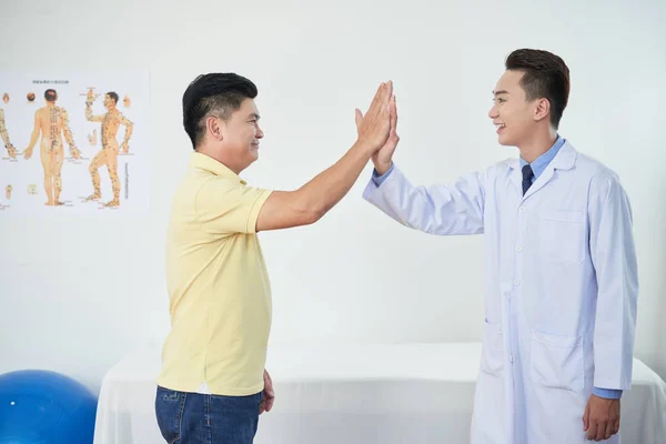 Χαρούμενα Χειροπράκτη Και Ανώτερος Ασθενή Του Δίνοντας Κάθε Άλλη Υψηλό — Φωτογραφία Αρχείου