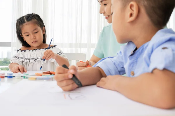 Kleine Vietnamese Kinderen Leraar Schilderij Bij Kunst Klasse — Stockfoto