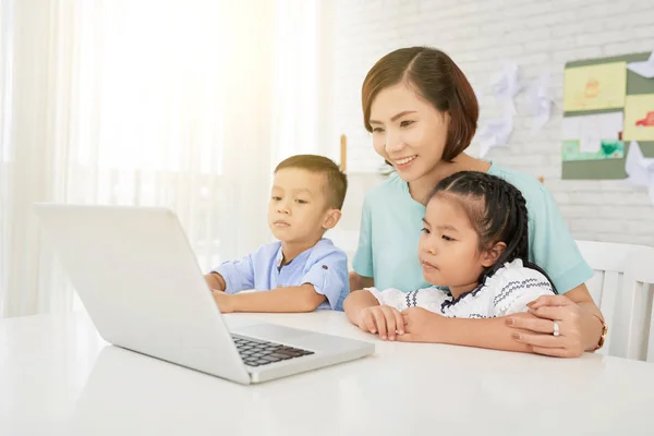 Madre Hijos Viendo Vídeo Educativo Ordenador Portátil Casa —  Fotos de Stock