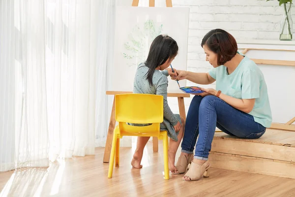 Mãe Filha Pintando Juntas Casa — Fotografia de Stock