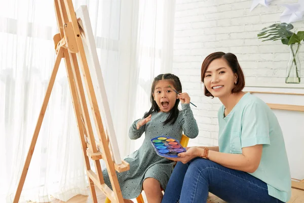 Joyeuse Petite Fille Vietnamienne Son Infirmière Appréciant Peinture Sur Toile — Photo